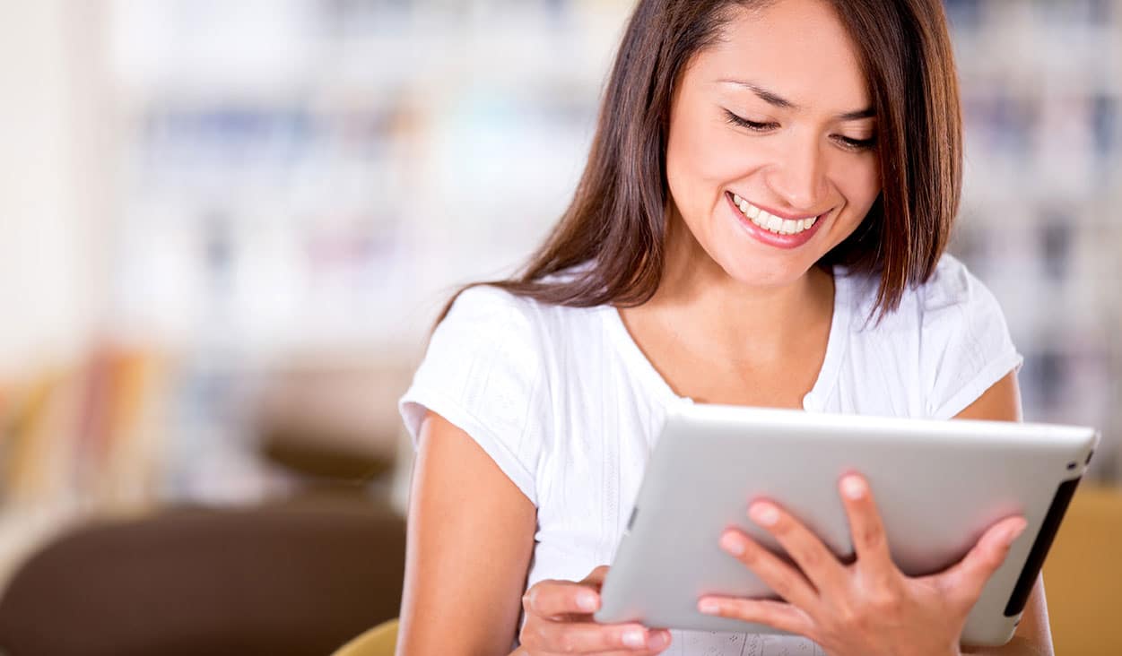 e-learing-tablet-happy-woman